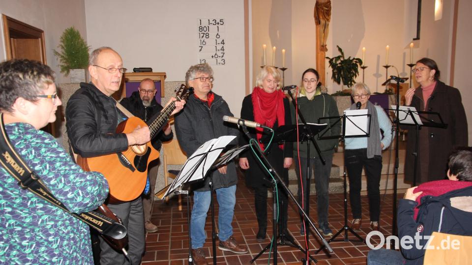 Stimmungsvoll und mitreißend intonierte der Chor &quot;Changes&quot; das Lied &quot;Sana sananina&quot;. Bild: kro