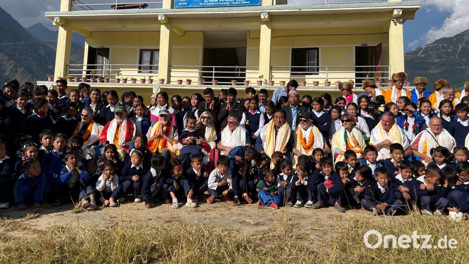 Zwei der drei Schulhäuser in Kharikhola sind nach dem schweren Erdbeben von 2025 inzwischen wieder aufgebaut worden. Bild: Licht für Kinder e.V./exb