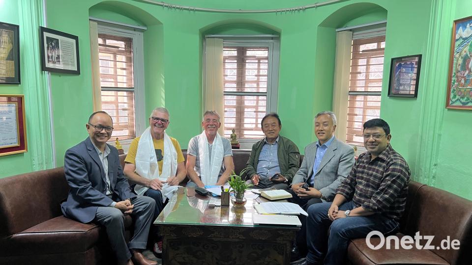 Im Büro des Himalayan Trust: (von links) Lakhpa Tenji Lama, Manfred Salcher, Peter Meckler, Pasang Dawa Sherpa, Dr. Mingma, Norbu Sherpa und Baween Raj Tandukar. Bild: Licht für Kinder e.V./exb