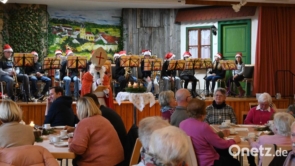 Bürgermeister Dietmar Schaller griff selbst zum Nikolausgewand und besuchte unter den Klängen der Blechfrösch. die Senioren. Bild: kki