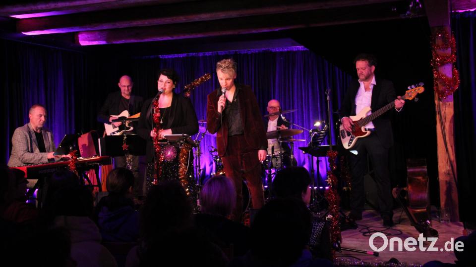 Zwei, die sich auf der Bühne blind verstehen: Steffi Denk und Markus Engelstädter. Das vorweihnachtliche Konzert der besonderen Art riss einmal mehr das Schafferhof-Publikum von Beginn an mit. Bild: prh