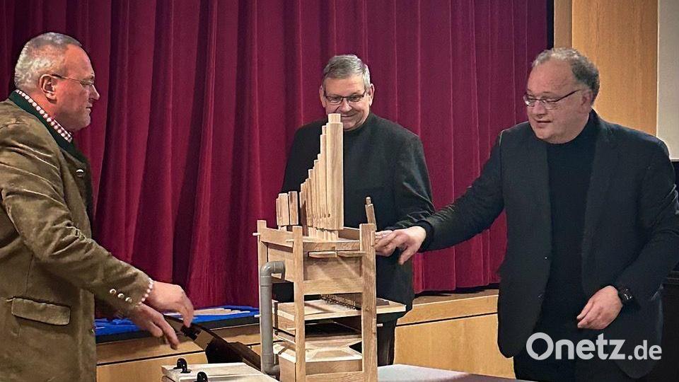 Sie probierten die neue Mitmach-Orgel schon mal aus: Franz Meier (links), Schatzmeister Siegfried Nest (Mitte) und Kirchenmusiker Bernhard Müllers. Bild: Katharina Müllers/exb