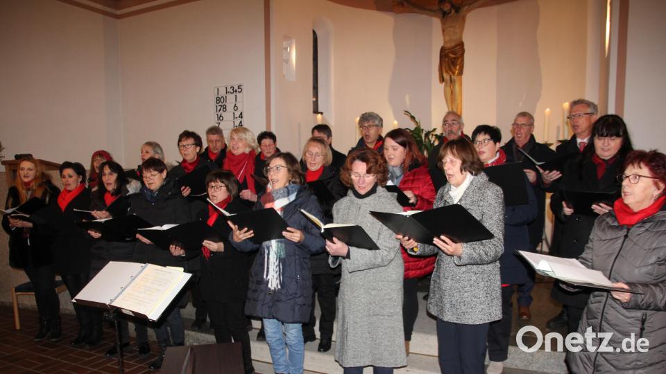 Der Chor &quot;Music &amp; More&quot; sang unter anderem das hebräische Friedenslied &quot;Hevenu shalom alechem&quot;. Bild: kro