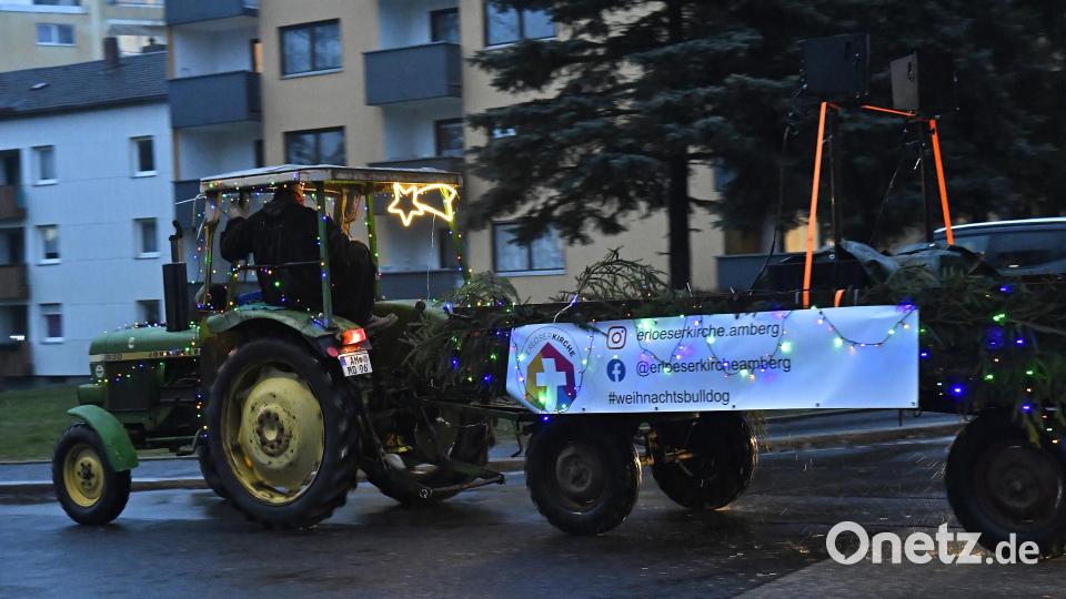 Der Weihnachtsbulldog der Erlösergemeinde war am Freitagabend wieder in Amberg unterwegs. Bild: Petra Hartl