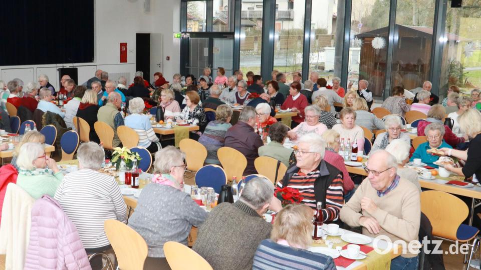 Viele Senioren und Seniorinnen nahmen an der Weihnachtsfeier in der Stadthalle teil. Bild: Jochen Neumann/exb