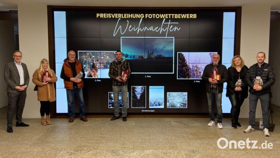 Im Foyer des Rathauses Waldsassen wurden die Gewinner des Fotowettbewerbs der Stadt Waldsassen prämiert. Im Hintergrund auf dem großen Bildschirm die Motive, die von der Jury als die besten Einsendungen ausgewählt wurden. Im Bild: (von links) Bernd Sommer, Melissa Hutzler, Peter Bindl, Florian Rosner, Robert Gruber, Manuela List und Simon Nickl. Bild: Stadt Waldsassen/exb