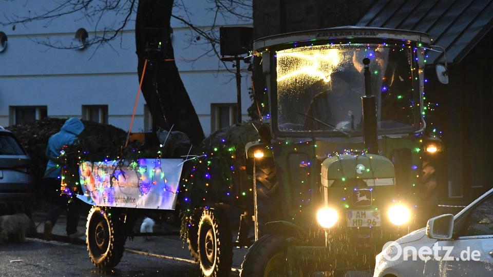 Abfahrt an der Erlöserkirche: Von hier aus steuerte der kleine Traktor bis zum frühen Abend noch sieben Stationen im Dreifaltigkeits-, Milchhofviertel und am Bergsteig an. Bild: Petra Hartl
