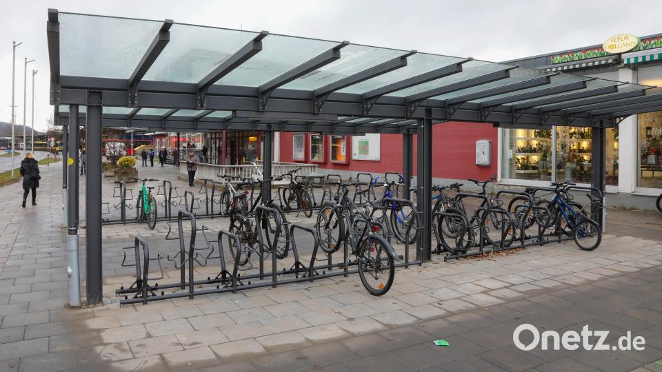 Auf dem Amberger Bahnhofsvorplatz hat die Stadt Amberg eine neue Bike-and-Ride-Abstellanlage bauen lassen. Bild: Wolfgang Steinbacher