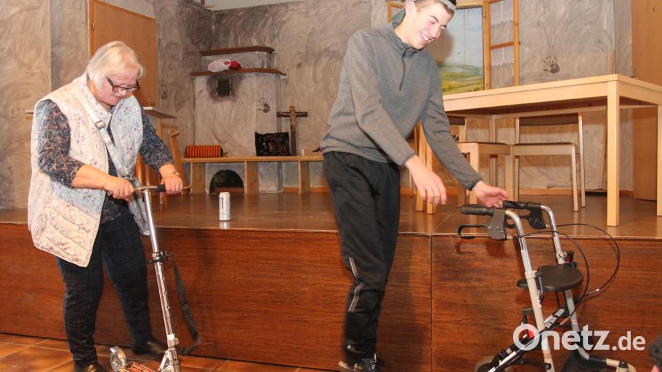 Helga Essler und Johannes Reber haben mit ihrem Sketch die Lacher auf ihrer Seite. Bild: pi