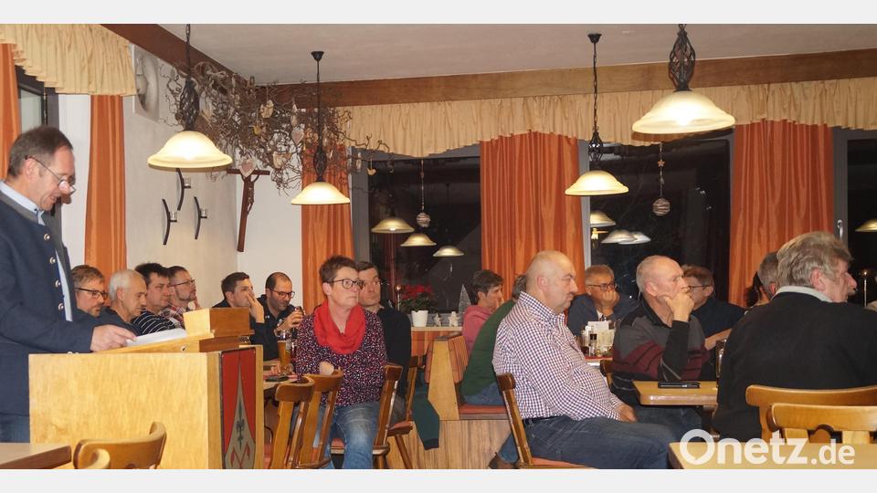 Bürgermeister Josef Pretzl skizziert in der Bürgerversammlung die wichtigsten Entwicklungen in der Gemeinde. Bild: wel