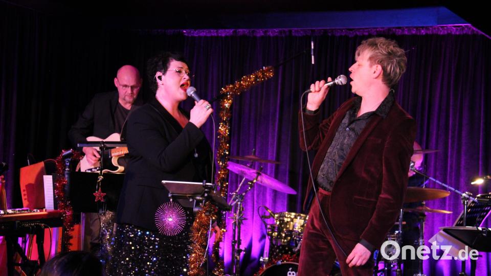 Zwei, die sich auf der Bühne blind verstehen: Steffi Denk und Markus Engelstädter. Das vorweihnachtliche Konzert der besonderen Art riss einmal mehr das Schafferhof-Publikum von Beginn an mit. Bild: prh