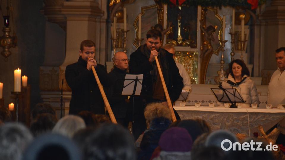 Die Alphornbläser schicken wohltönende Klänge in das Kirchenschiff der katholischen Stadtpfarrkirche hinein. Bild: dob