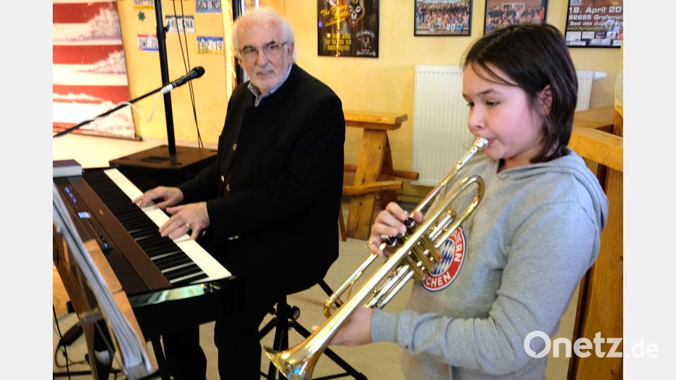 Hubert Haberberger gestaltet die Adventsfeier musikalisch. Der neunjährige Xaver Dippl begeistere mit einem Solobeitrag Bild: do