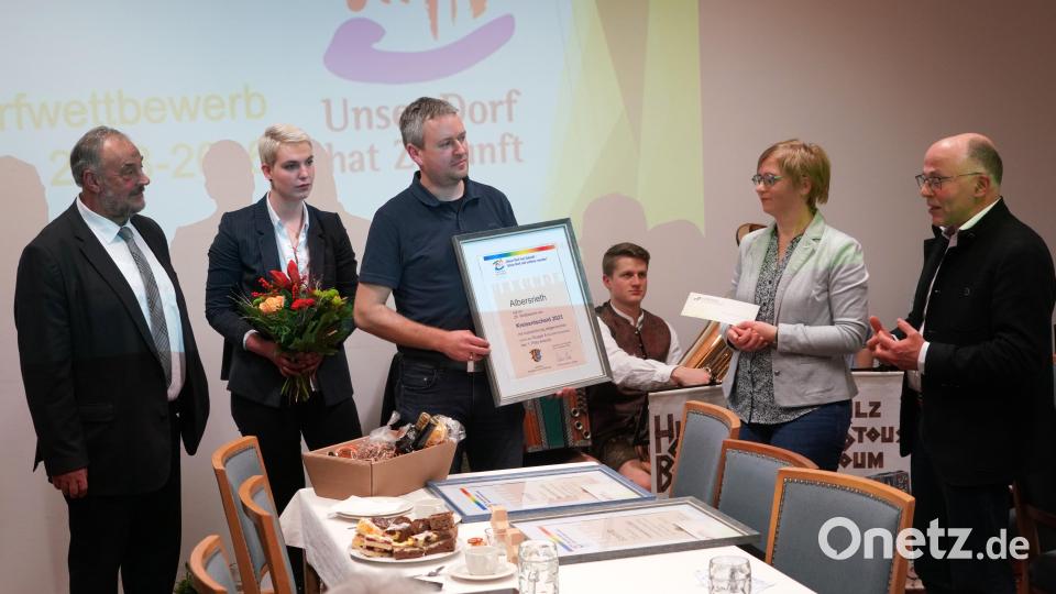 Das Dorf Albersrieth siegt in der Kategorie bis 600 Einwohner. Es freuen sich: Bürgermeister Josef Beimler, Lisa Eckl, der Albersriether Dorfsprecher Andreas Bodensteiner, Wettbewerbsleiterin Gartenfachberaterin Maria Treiber und stellvertretender Landrat Albert Nickl (von links). Bild: fvo