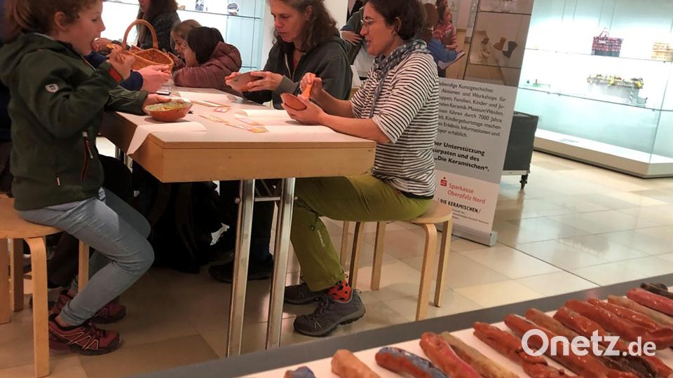 Für den Wettbewerb &quot;Platz nehmen&quot; gestalten Kinder und Jugendliche der Jugendkunstschule im Internationalen Keramikmuseum in Weiden Geschirr. Auch das gemeinsame Essen daraus zählt zu dem Projekt. Bild: exb/Irene Fritz