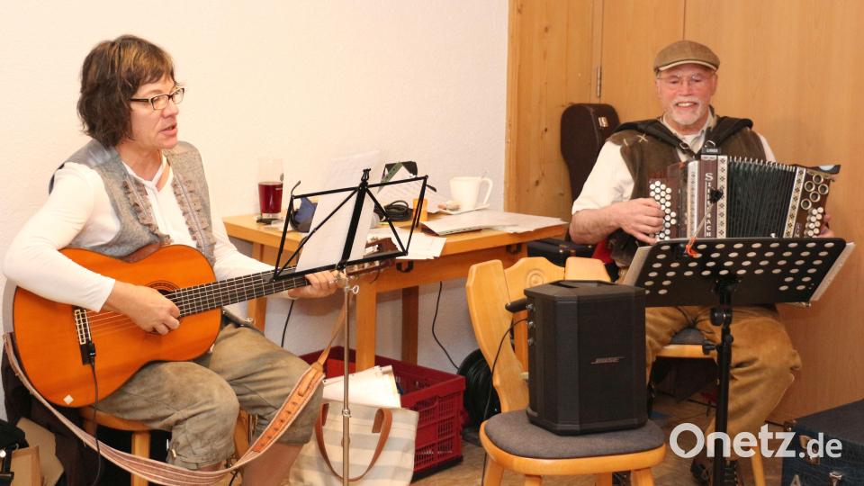 Ingrid Krämer und Albin Zeitler schmückten den Abend mit stimmungsvoller Musik und Geschichten. Bild: rpp