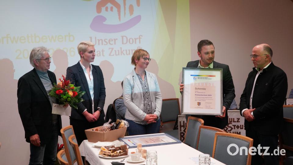 Schirmitz siegt in der Kategorie 601 bis 3000 Einwohner. Bürgermeister Ernst Lenk nimmt die Urkunde von Wettbewerbsleiterin Gartenfachberaterin Maria Treiber (Mitte) und stellv. Landrat Albert Nickl (rechts) entgegen. Bild: fvo