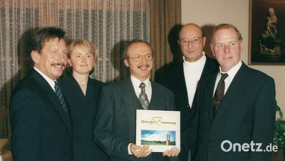 Alfred Härtl betätigt sich nicht nur erfolgreich als Autor von Elektronik-Fachbüchern. Von ihm stammt auch das Marterlbuch „Orte der Besinnung“. In ihm beschreibt er in Wort und Bild alle Hirschauer Wegkreuze sowie ihre Ursprünge und Sagen. Bei der Buchvorstellung am 27. November 1999 waren dabei (von links): Stellvertretender Landrat Werner Schulz, Edith Härtl, Alfred Härtl, Stadtpfarrer Norbert Demleitner und Bürgermeister Helmut Rösch. Bild: u