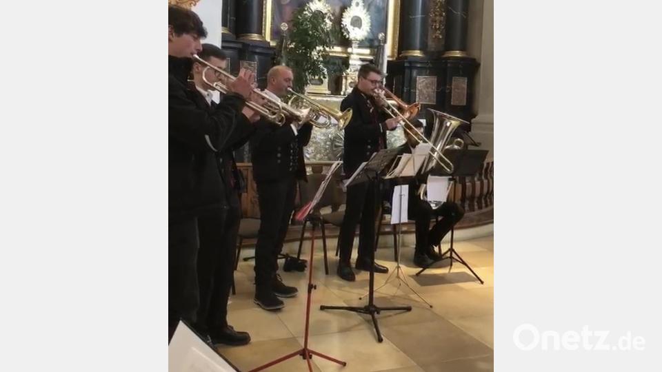 Eine Bläsergruppe des Heimat- und Trachtenverein „Stamm“ aus Sulzbach-Rosenberg hat für die musikalische Umrahmung gesorgt. Bild: Sabine Stümpfl