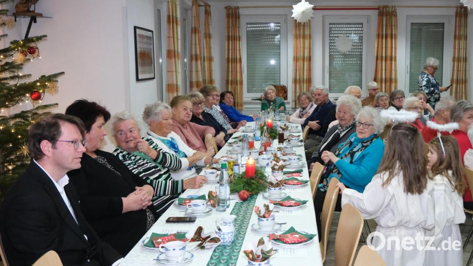 Festlich gedeckt war die lange Tafel im Rotkreuzheim bei der letzten Seniorenstube in diesem Jahr. Die Weihnachtsfeier nahm Bereitschaftsleiter Helmut Zeitler zum Anlass, Marianne Richter (Fünfte von links) für 60-jährige Treue zum BRK zu ehren. Bild: Lothar Riedl/exb