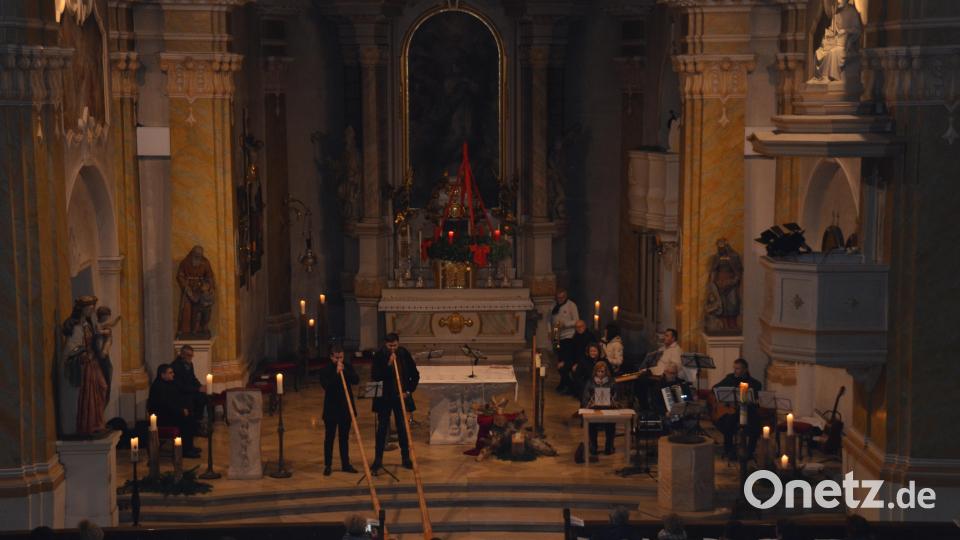 Im Altarraum versammelten sich die Musikanten unter dem brennenden Adventkranz und beschenkten die Zuhörer mit einem wunderbaren Konzert in der &quot;staaden Zeit&quot;. Bild: dob