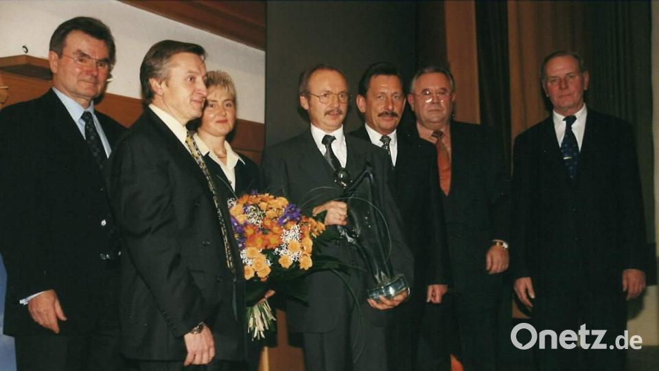 Alfred Härtl gründete 1993 seine eigene Elektronikfirma H-Tronic. Bereits im Jahr 2000 erhielt er den Wirtschaftspreis der Volks- und Raiffeisenbanken (von links): Landrat Hans Wagner, Raiffeisen-Direktor Anton Bauer, Edith Härtl, Alfred Härtl, stellvertretender Landrat Werner Schulz, MU-Vors. Günter Pichl und Bürgermeister Helmut Rösch. Bild: u