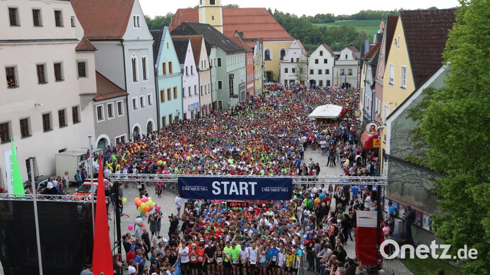 Dicht gedrängt stehen die Teilnehmers des Nofi-Laufs in Neustadt/WN und warten auf den Startschuss. Bereits dreimal fand der beliebte Firmenlauf schon in der Kreisstadt statt. Am 8. Mai 2024 ist eine vierte Auflage geplant. Archivbild: Gerhard Götz