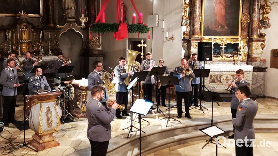 „Von guten Mächten“ wird voluminös intoniert vom dreizehnköpfigen Kammerorchester unter Leitung von Stabsfeldwebel Sven Hippeli. Bild: lg