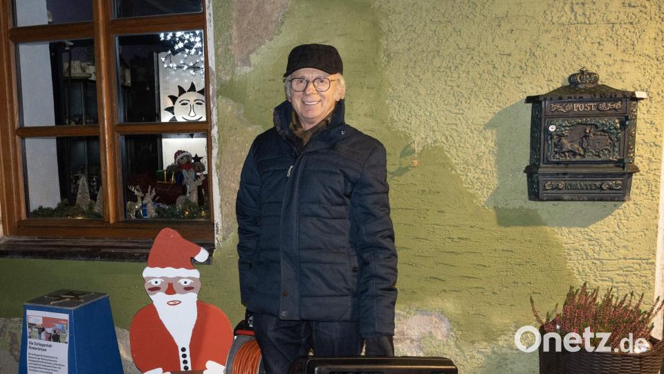 Zum 21. Mal laden die Trachtler und der Gewerbeverband heuer vom 1. bis 23. Dezember zum Lebendigen Adventskalenders ein. Einer ist vom ersten Tag an dabei und hat noch an keinem einzigen Abend gefehlt: Alfred Härtl. Wie alle Jahre ist er für das Funktionieren der Technik und die Moderation der Veranstaltungen zuständig. Bild: u
