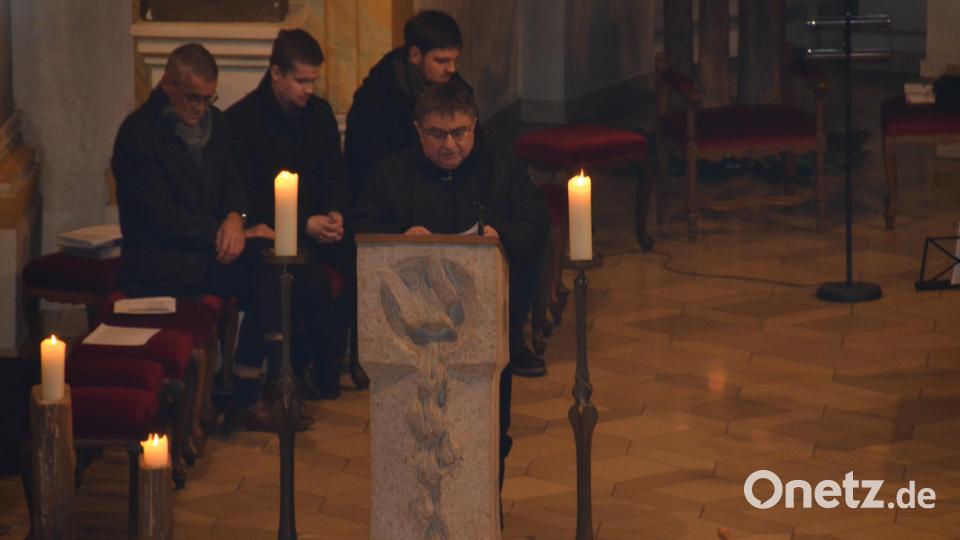 Mit sonorer Stimme zieht Max Frischholz die Zuhörer in seinen Bann. Bild: dob