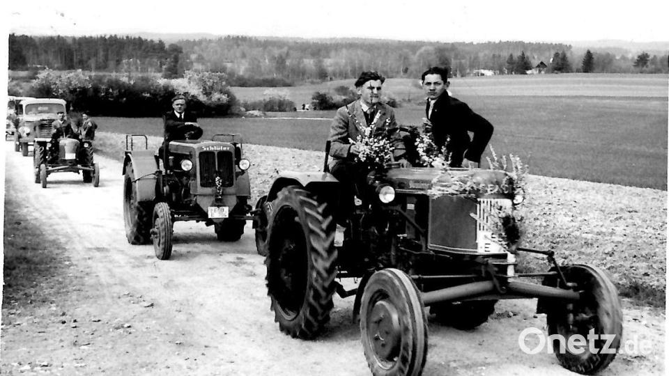 Motorisierung der Landwirtschaft“: Rundfahrt um den Rußweiher nach der Fahrzeugsegnung am 1. Mai 1957. Am ersten Traktor Wolfgang Reiß (links) und Josef Roth. Bild: Archiv hev