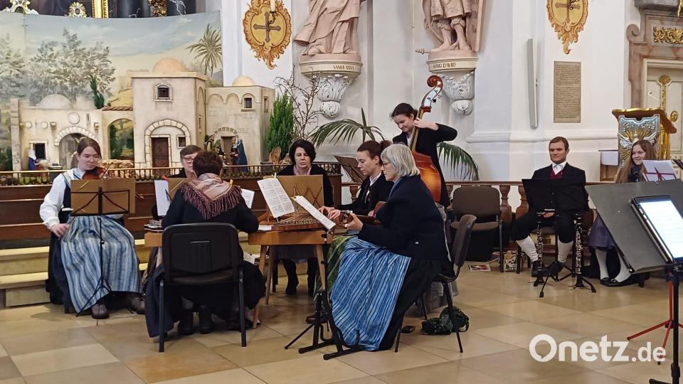 Die Stubenmusik des Heimat- und Trachtenverein „Stamm“ aus Sulzbach-Rosenberg spielte in der Mariahilfbergkirche. Bild: Sabine Stümpfl