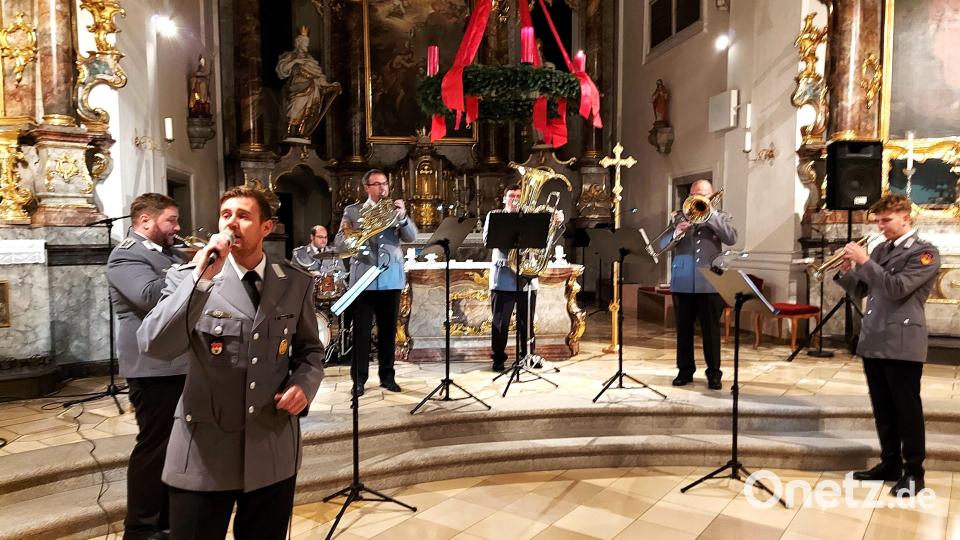 Hauptfeldwebel Florian Bauer bewegt mit seinem Gesangsvortrag „Halleluja“ die Herzen der Zuhörer. Bild: lg