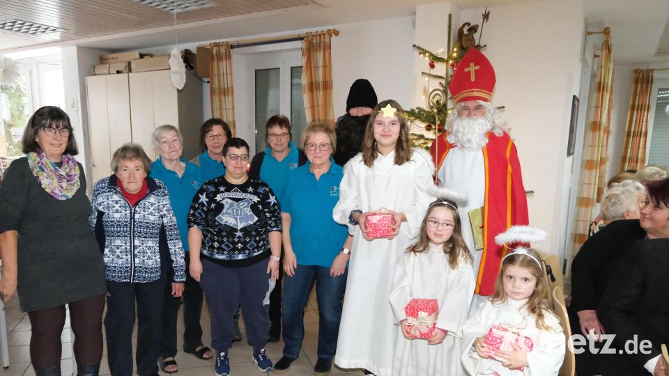 Das Seniorenstuben-Team der BRK-Bereitschaft bei der Weihnachtsfeier der Senioren zusammen mit Nikolaus, der mit Knecht Ruprecht und mehreren Engelchen gekommen war. Bild: Lothar Riedl/exb