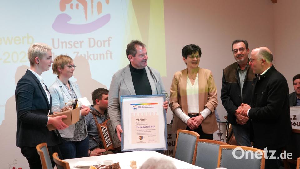Vorbach erhält den Sonderpreis der Jury für die gemeinschaftliche Zusammenarbeit auf verschiedenen Ebenen. Bürgermeister Dr. Alexander Goller nimmt die Urkunden und den Pflanzengutschein von Wettbewerbsleiterin Gartenfachberaterin Maria Treiber (Zweite von links) und stellv. Landrat Albert Nickl (rechts) entgegen. Bild: fvo