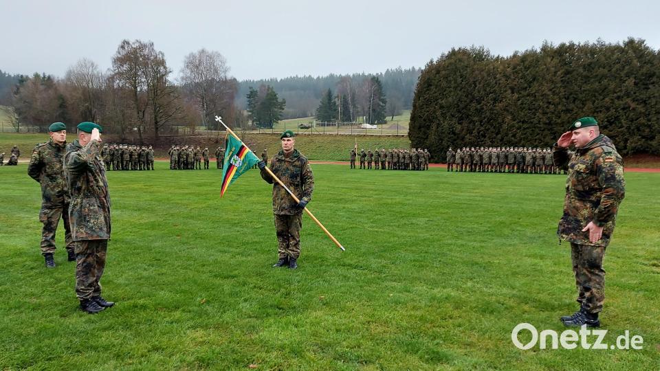 Vor dem angetretenen Bataillon wird in militärisch feierlicher Form der Führungswechsel bei der 3. Kompanie (Foto) sowie beim Stabszug vorgenommen. Bild: lg