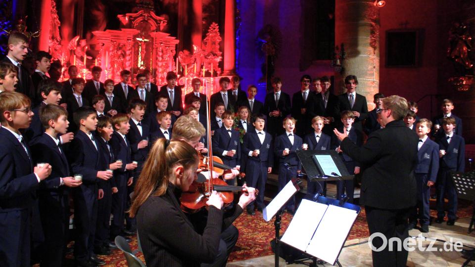 Die Regensburger Domspatzen unter der Leitung von Kathrin Giehl stimmten die Zuhörer in der Kemnather Stadtpfarrkirche auf Weihnachten ein. Bild: stg