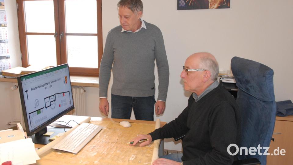 Zufrieden mit dem Ergebnis: Manfred Schindler (Verwaltung) und dritter Bürgermeister Mathias Huger. Bild: pop