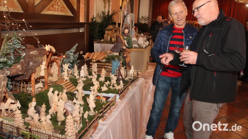 Der Vohenstraußer Peter Führnrohr (links) ist seit rund 20 Jahren ein versierter Schnitzer. Bild: pi