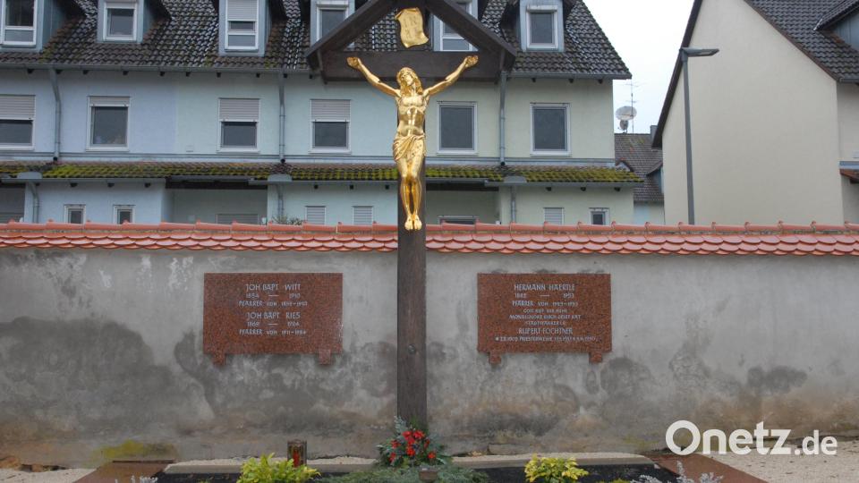 Im Priestergrab ist nur Rupert Fochtner, ehemaliger Stadtpfarrer in Amberg, beerdigt. Bild: pop