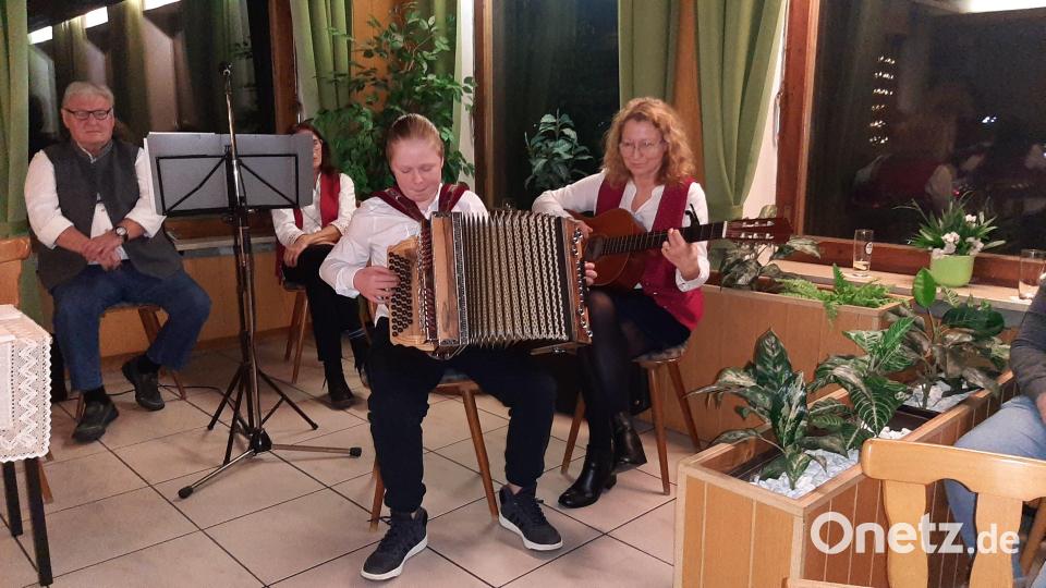 Der 12-jährige Noah mit seiner Steirischen, begleitet von seiner Mutter Ulli. Bild: krb