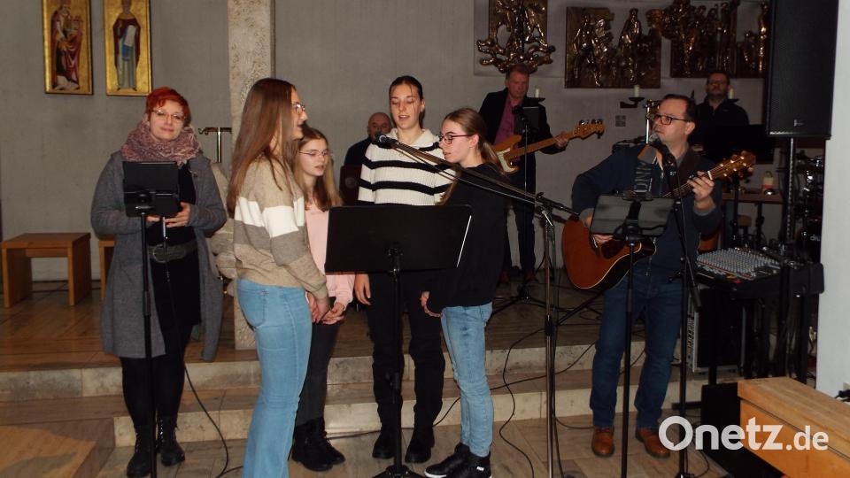 Die Band „1-Way&quot; umrahmte den Gottesdienst musikalisch mit Unterstützung des jungen Chores. Bild: e