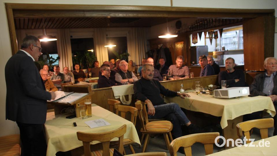 Die anwesenden Gemeindebürger folgen aufmerksam den Ausführungen von Bürgermeister Norbert Eckl (am Pult) Bild: frd