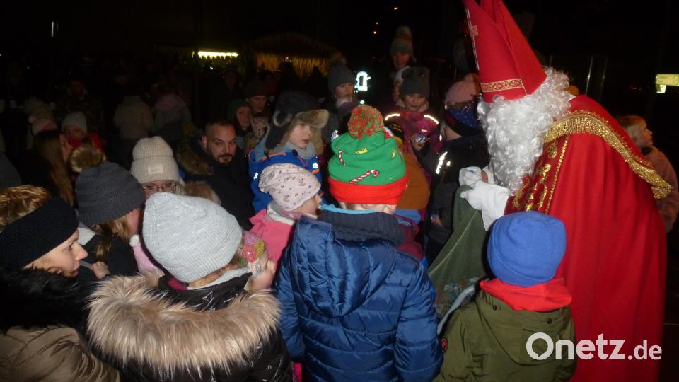 Dicht gedrängt und angespannt warten die Kinder auf ein Geschenk vom Nikolaus. Bild: bk