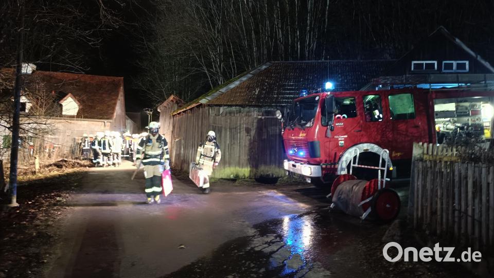 Ein Großaufgebot an Einsatzkräften rückte in der Nacht von Samstag auf Sonntag zu einem Brand in einem Wohnhaus in Großkonreuth aus. Bild: nic