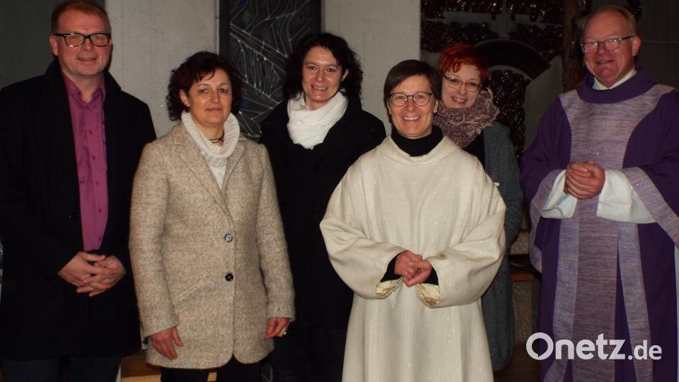 Von inks: Martin Meier, Carola Fuchs, Daniela Settele, Elisabeth Harlander, Sandra Haller, Pfarrer Wolfgang Bauer, es fehlt Anja Nicklas. Bild: e