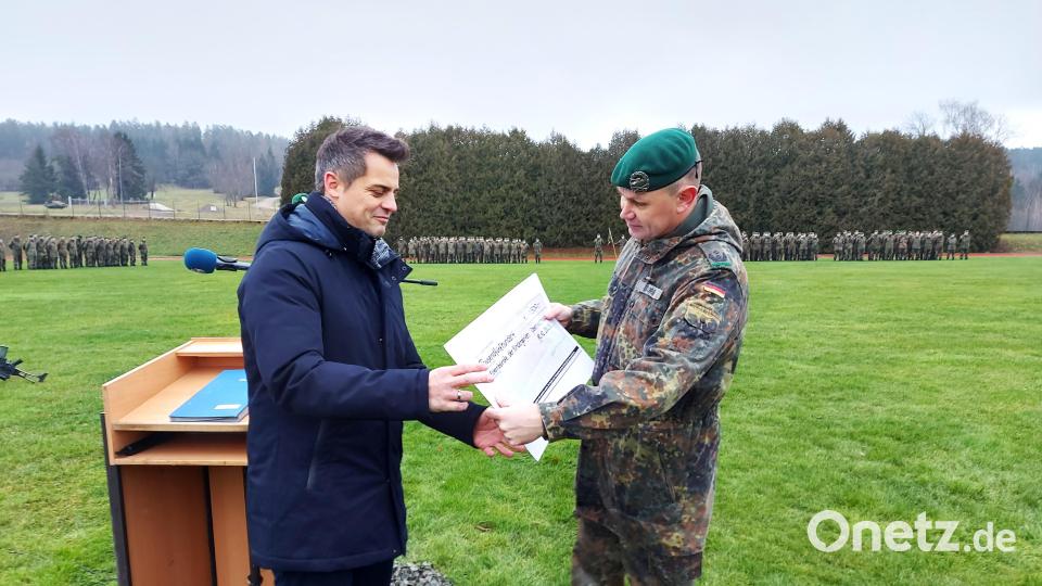 Oberstleutnant Ralf Georgi übergibt eine Spende von 1500 Euro aus dem Benefizkonzert an Bürgermeister Rudolf J. Teplitzky. Bild: lg