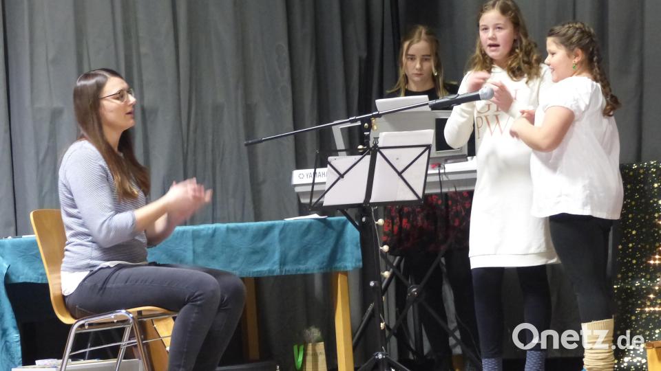 Lehrerin Magadalena Prechtl führt Regie und die Kinder werden von Lehramtsstudentin Anna Bäumler (von links) auf dem E-Piano begleitet Bild: sl