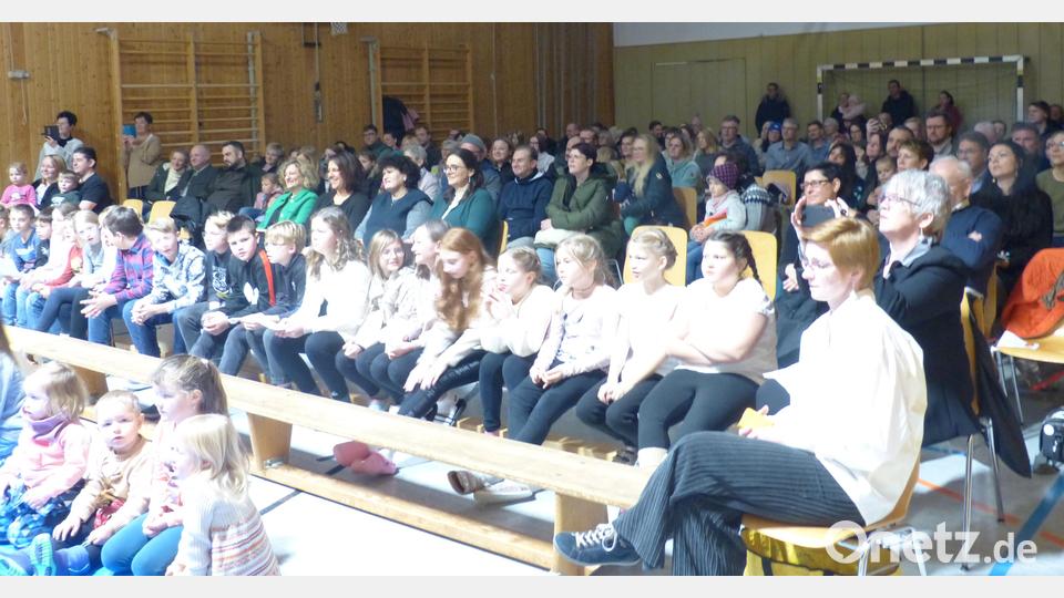 Die zahlreichen Besucher in der gefüllten MZH, die staunten über die Darbietungen der Kinder Bild: sl