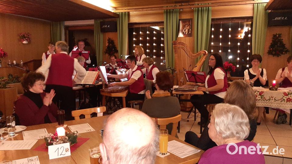 Das Zitherorchester sorgt mit seinen Liedern für adventliche Stimmung. Bild: krb